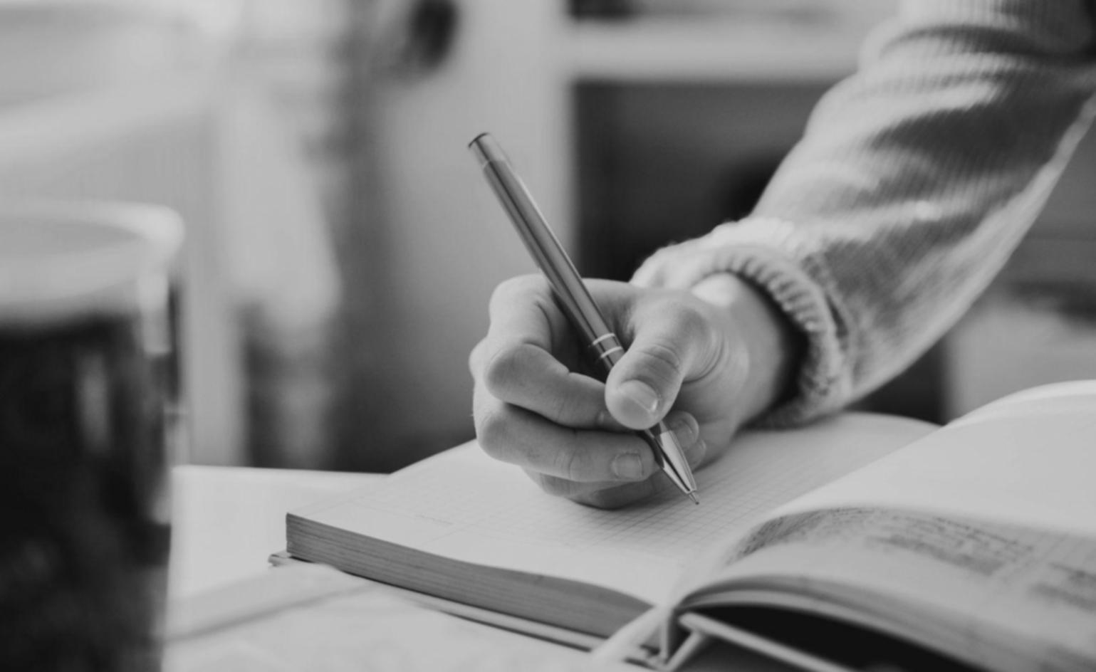 Étudiants travaillant sur des cas réels d'évaluation